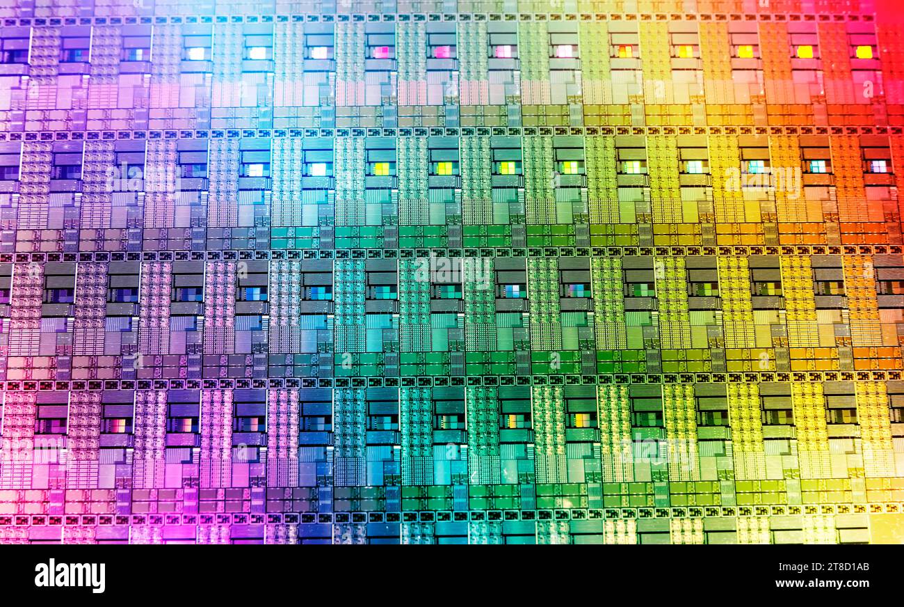 Silizium-Wafer mit Mikrochips, die in der Elektronik zur Herstellung integrierter Schaltungen verwendet werden. Stockfoto