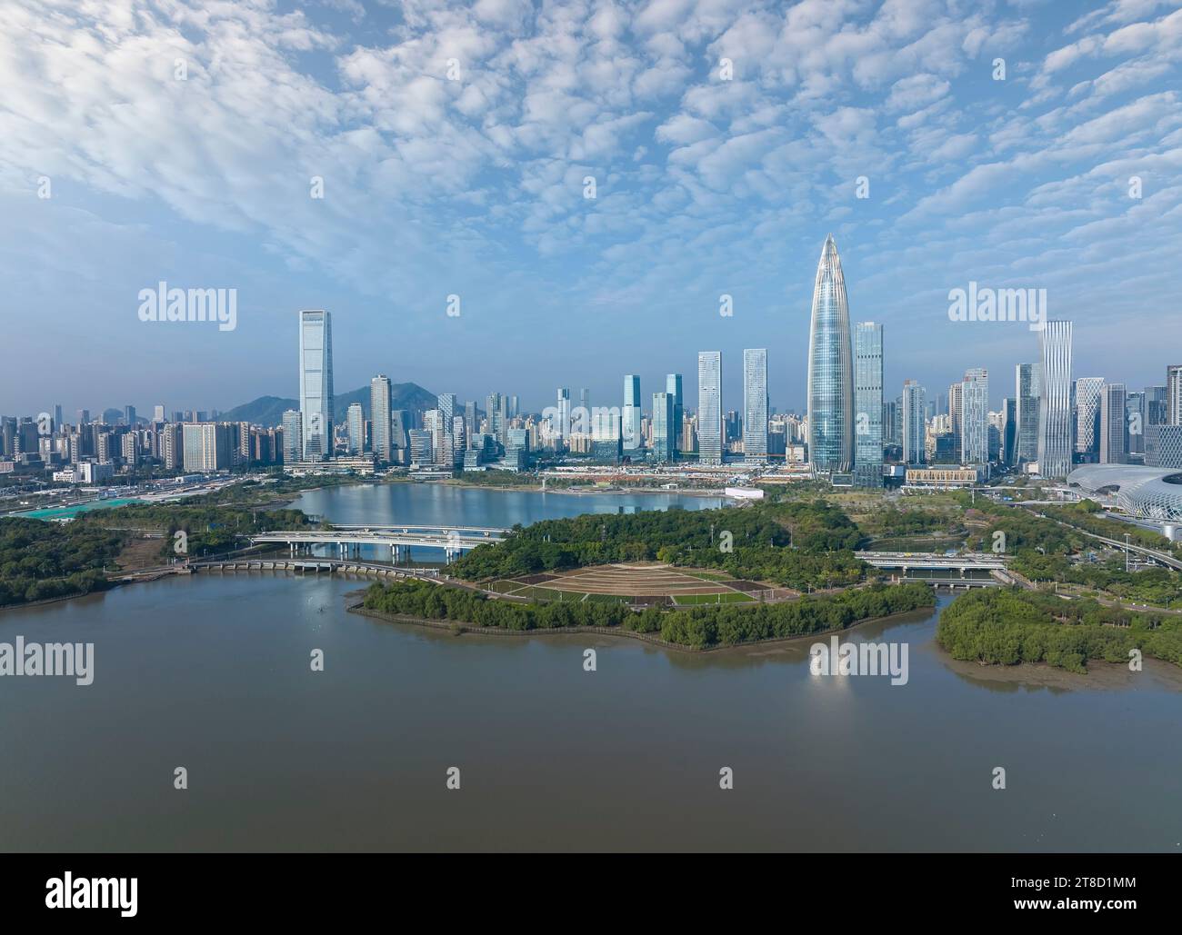 Drohne fliegen über Shenzhen City Central Business District, Luftpanorama China. Stockfoto