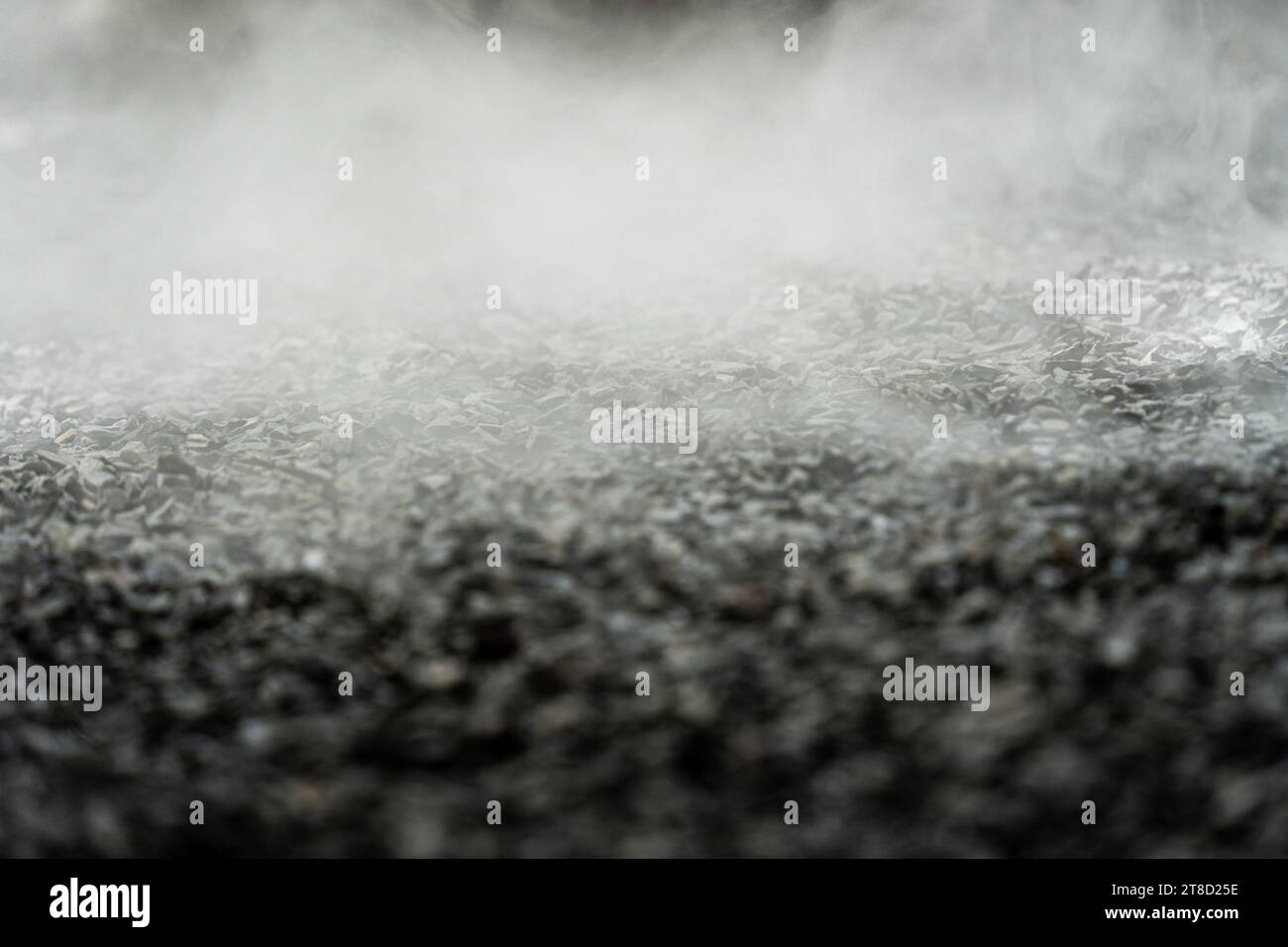 Kiesboden mit Nebel oder Nebel. Helle, dunkle und graue abstrakte Kies-Textur für Displayprodukte. Selektiver Fokus Stockfoto