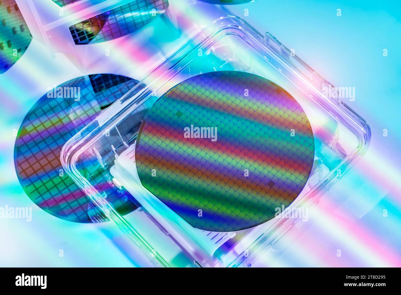Silizium-Wafer-Halbleiter mit Neonfarbe, integrierte Schaltungen zur Herstellung von CPU und GPU Stockfoto