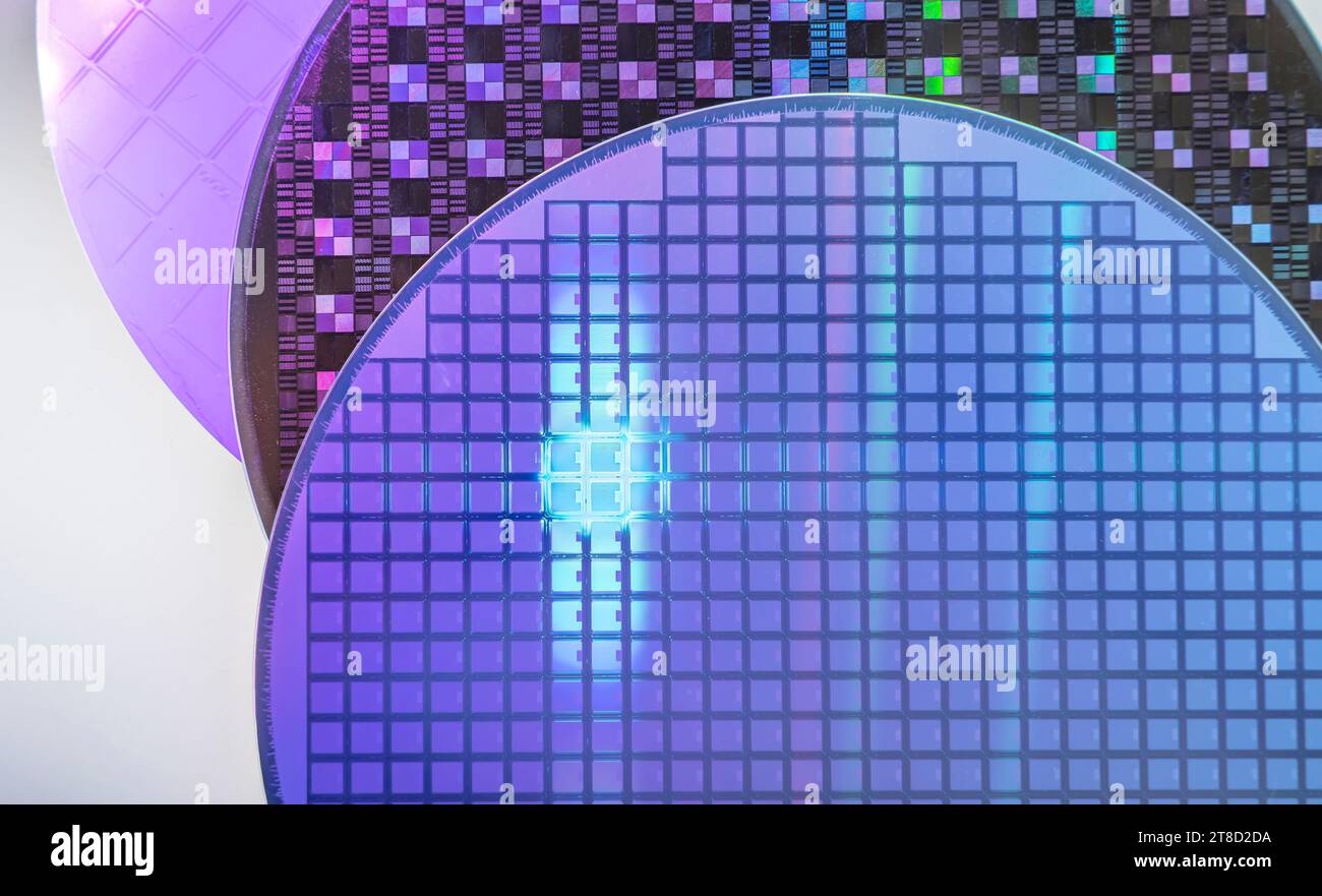 Silizium-Wafer-Halbleiter mit Neonfarbe, integrierte Schaltungen zur Herstellung von CPU und GPU Stockfoto