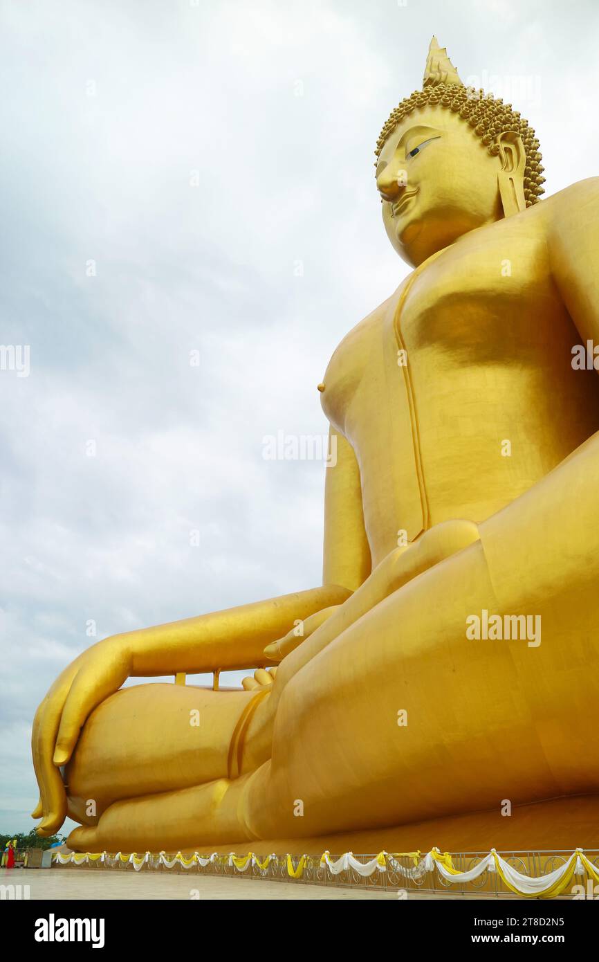 Atemberaubende 92 Meter hohe Sitzhaltung vergoldetes Buddha-Bild des Wat Muang Tempels in der Provinz Ang Thong, Thailand Stockfoto