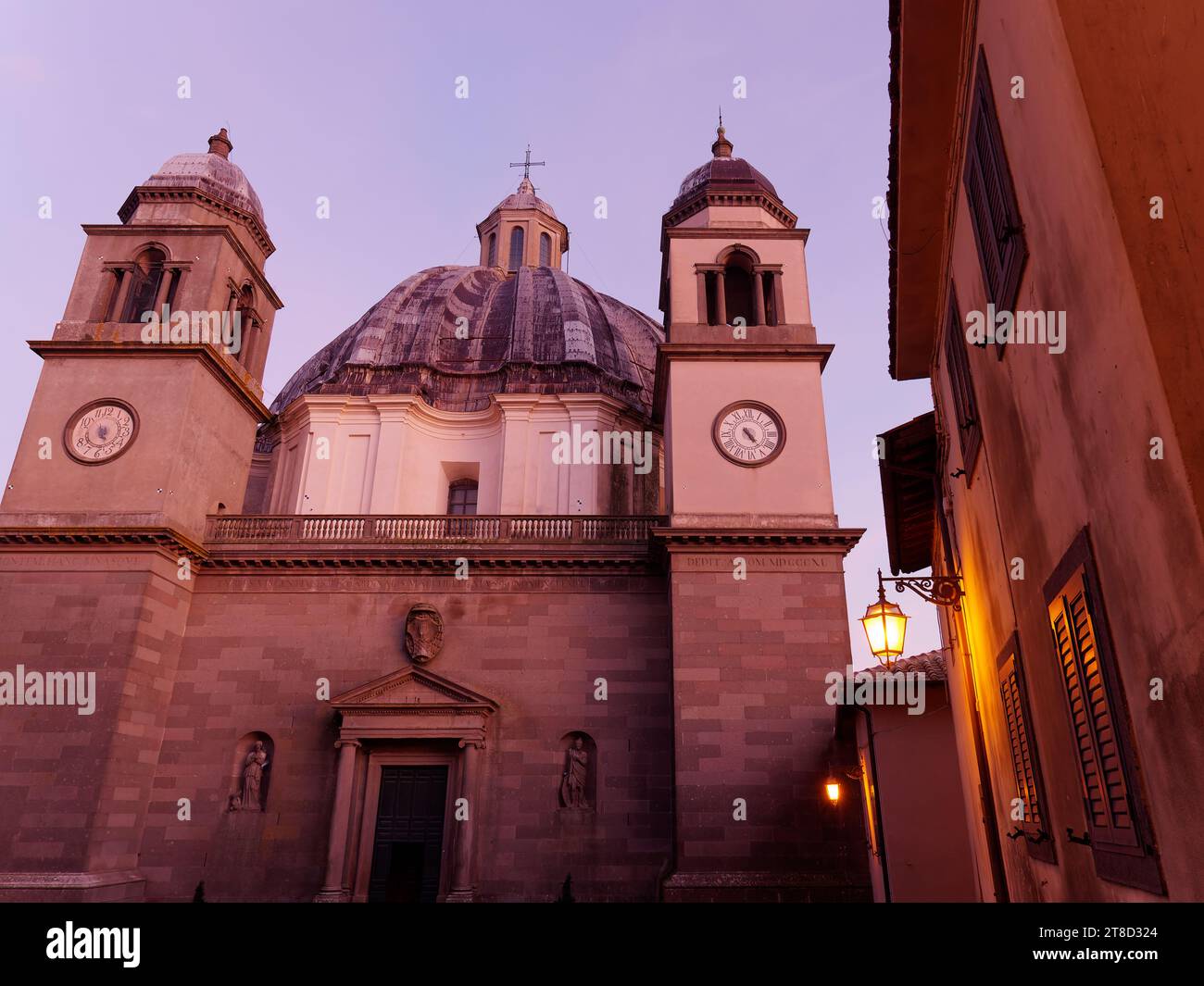 Außenansicht der Kathedrale von Montefiascone, auch bekannt als Basilika Santa Margherita in der Abenddämmerung, in der Stadt Montefiascone, Region Latium, Italien. November 2023 Stockfoto