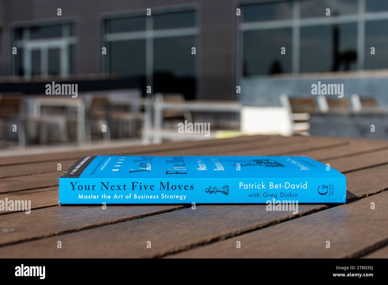 Close-up Patrick Bet-David's Your Next Five Moves Buch auf einem Holztisch. Stockfoto