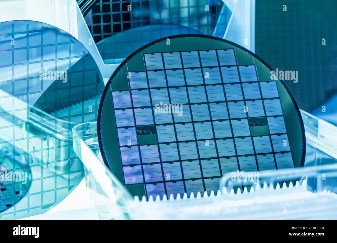 Silizium-Wafer-Halbleiter mit Neonfarbe, integrierte Schaltungen zur Herstellung von CPU und GPU Stockfoto