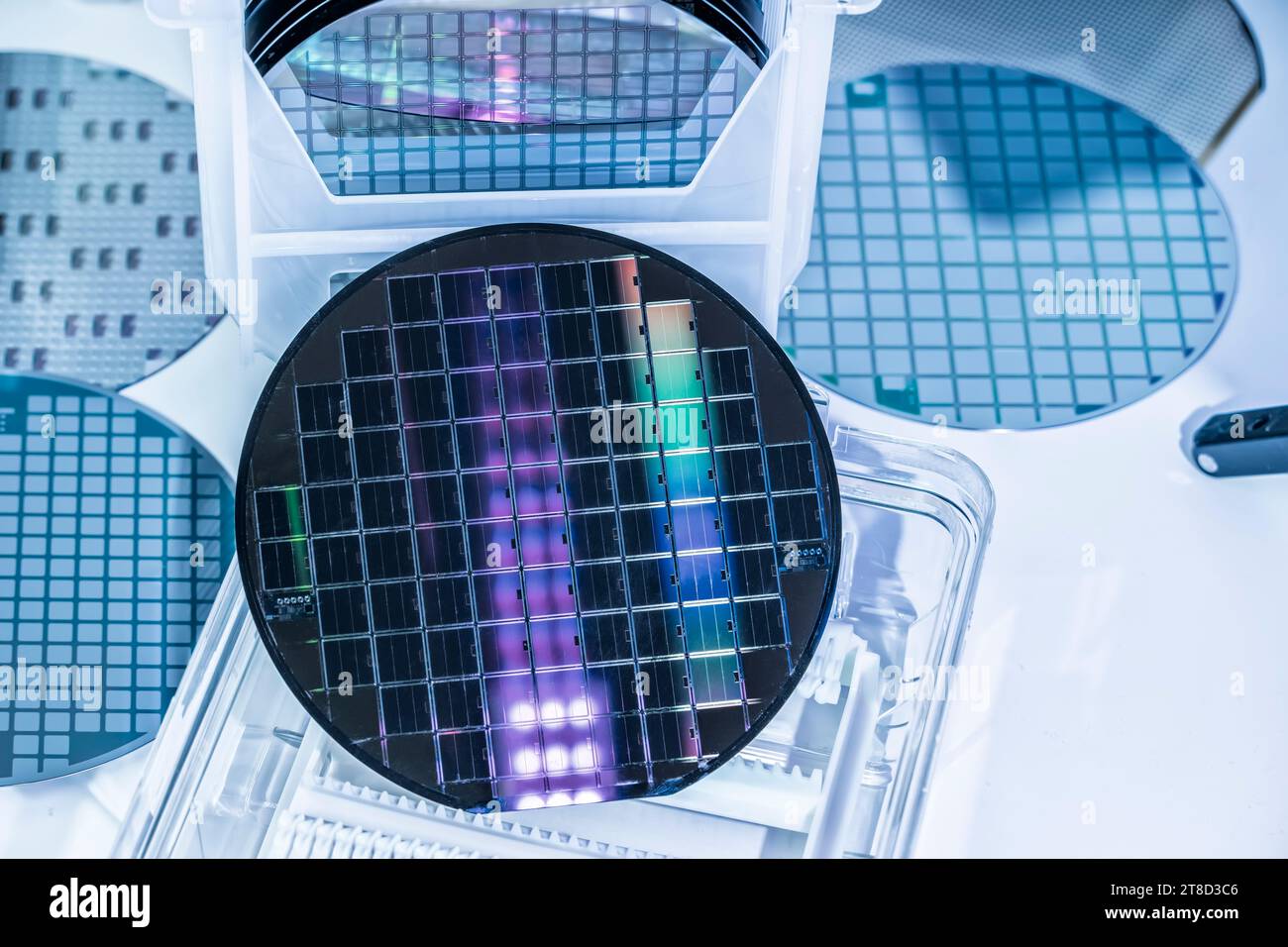 Silizium-Wafer-Halbleiter mit Neonfarbe, integrierte Schaltungen zur Herstellung von CPU und GPU Stockfoto