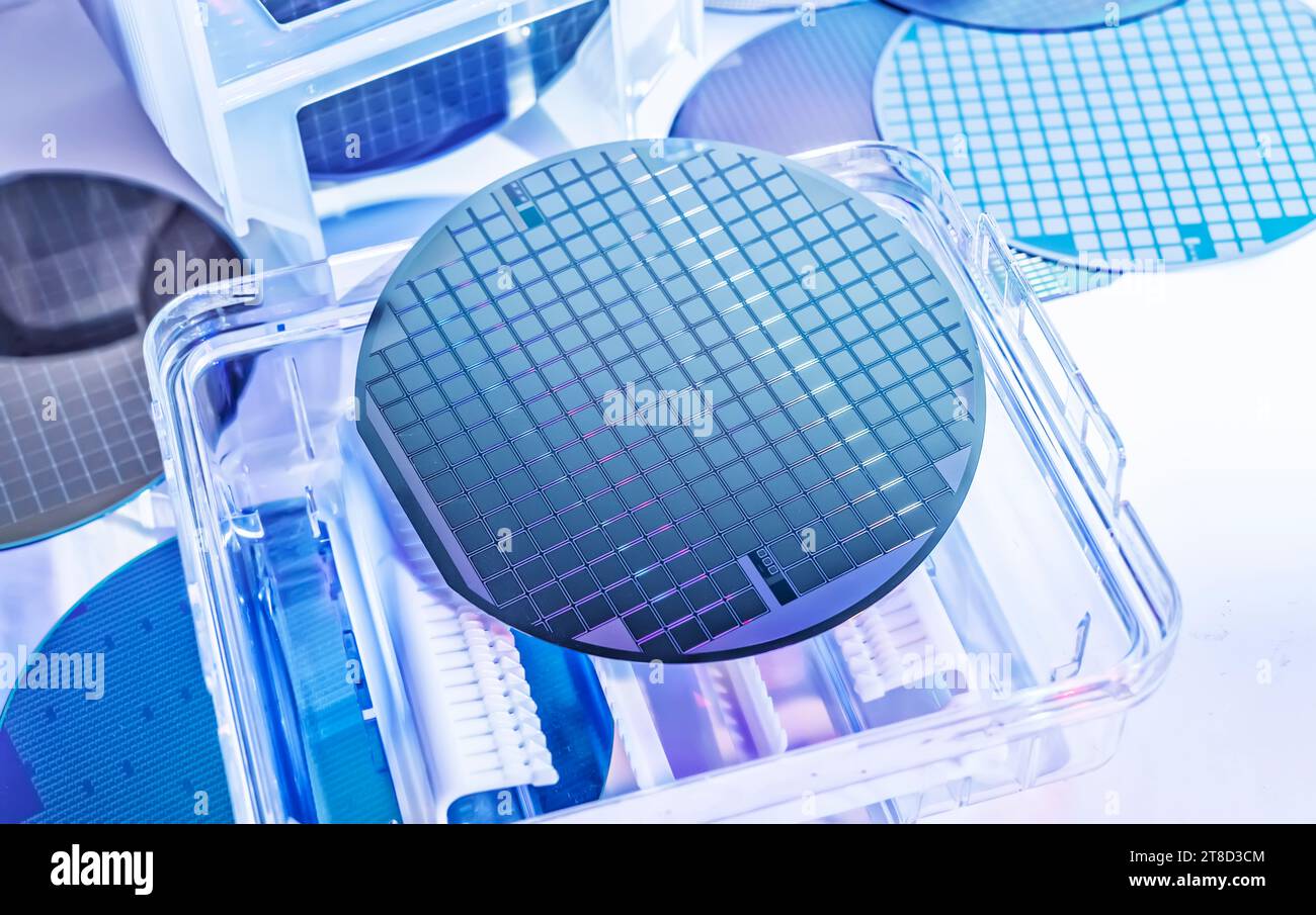 Silizium-Wafer-Halbleiter mit Neonfarbe, integrierte Schaltungen zur Herstellung von CPU und GPU Stockfoto