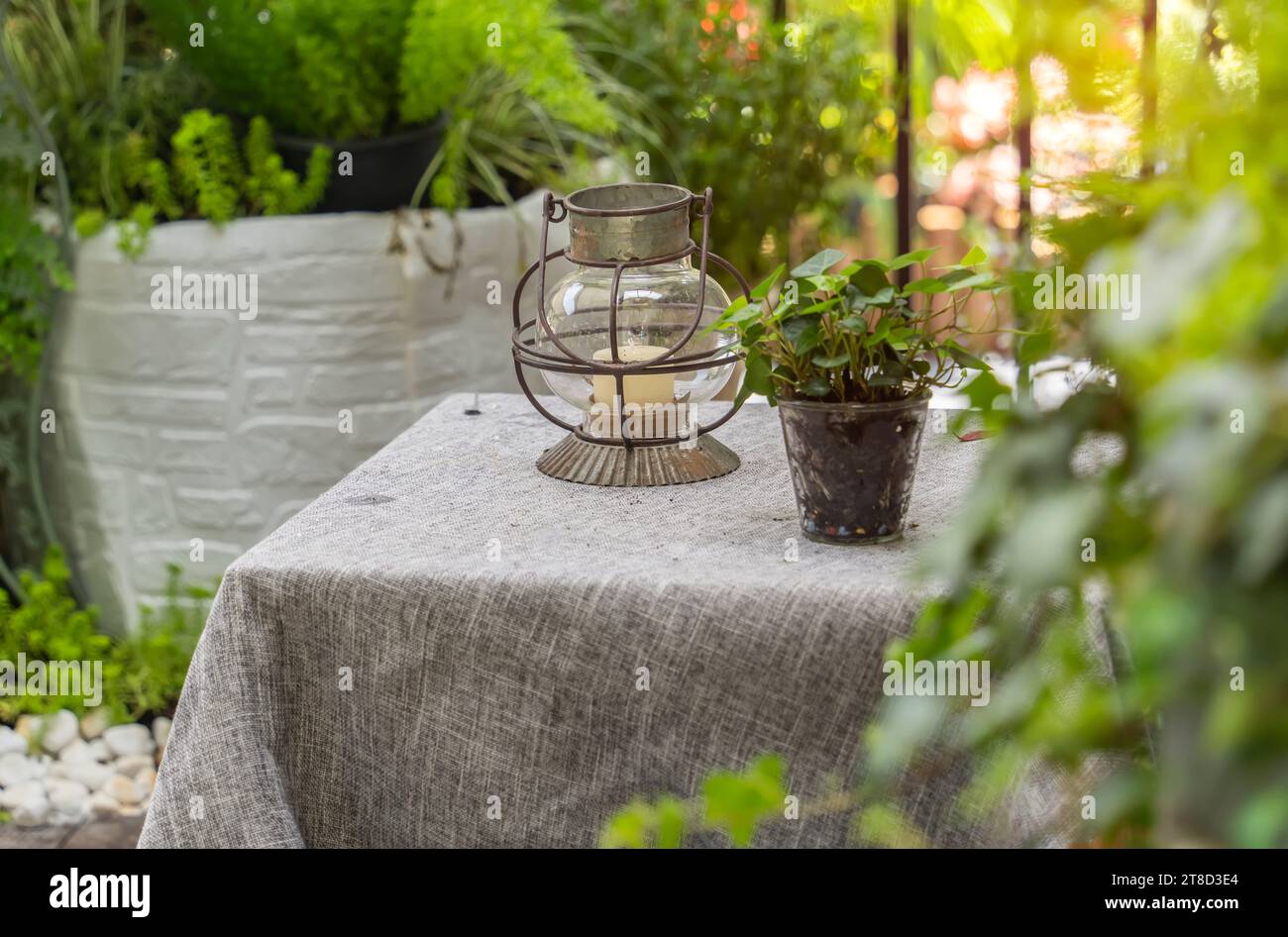 Glaslaterne zur Gartendekoration, stilisiert antikes Design Stockfoto