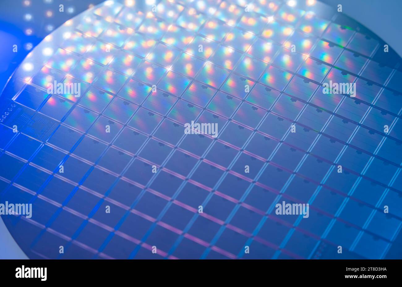 Silizium-Wafer-Halbleiter mit Neonfarbe, integrierte Schaltungen zur Herstellung von CPU und GPU Stockfoto