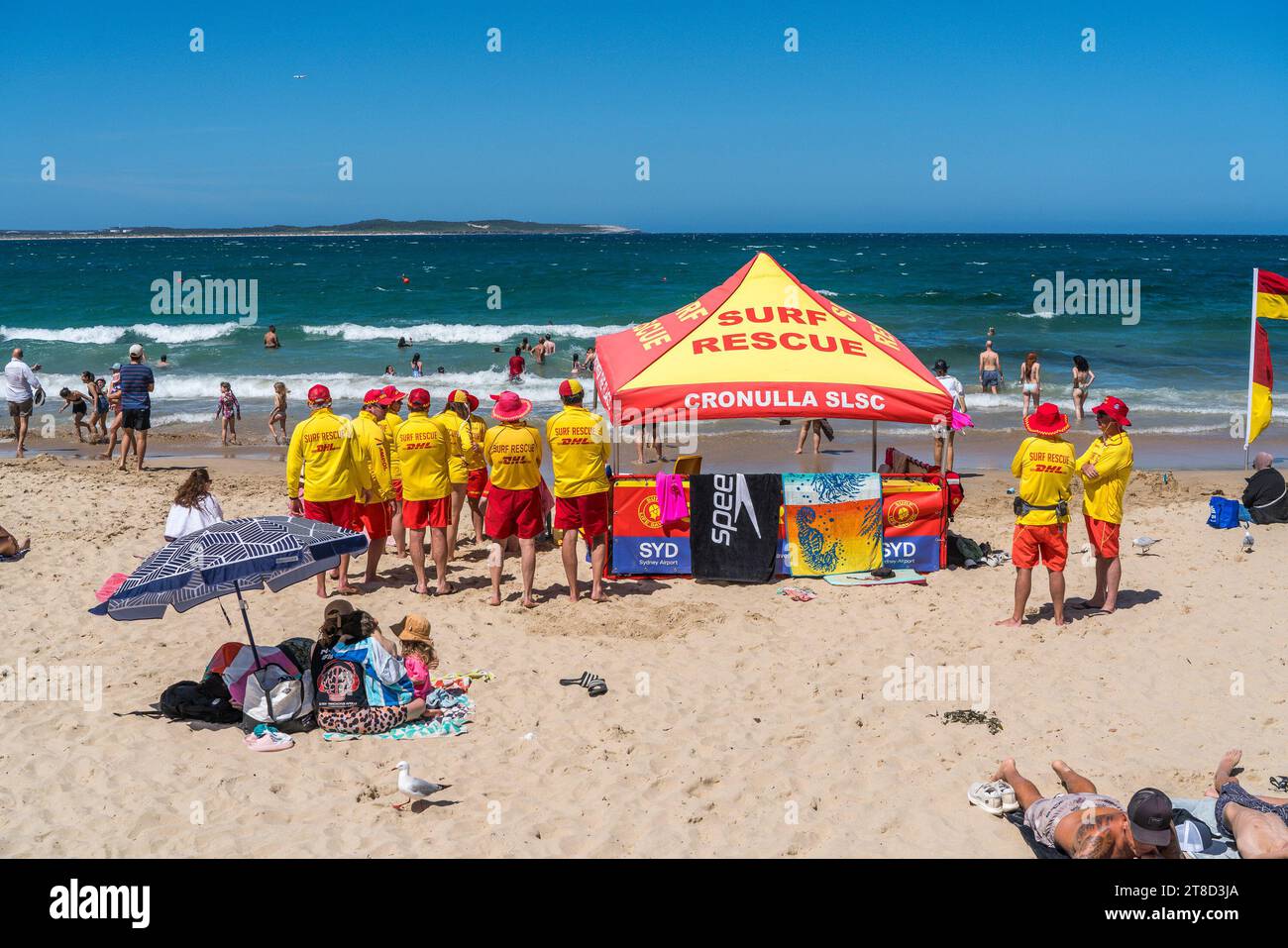 Eine Gruppe von Surf-Lebensrettern beobachten die Aktivitäten am Cronulla Beach Sydney. Stockfoto