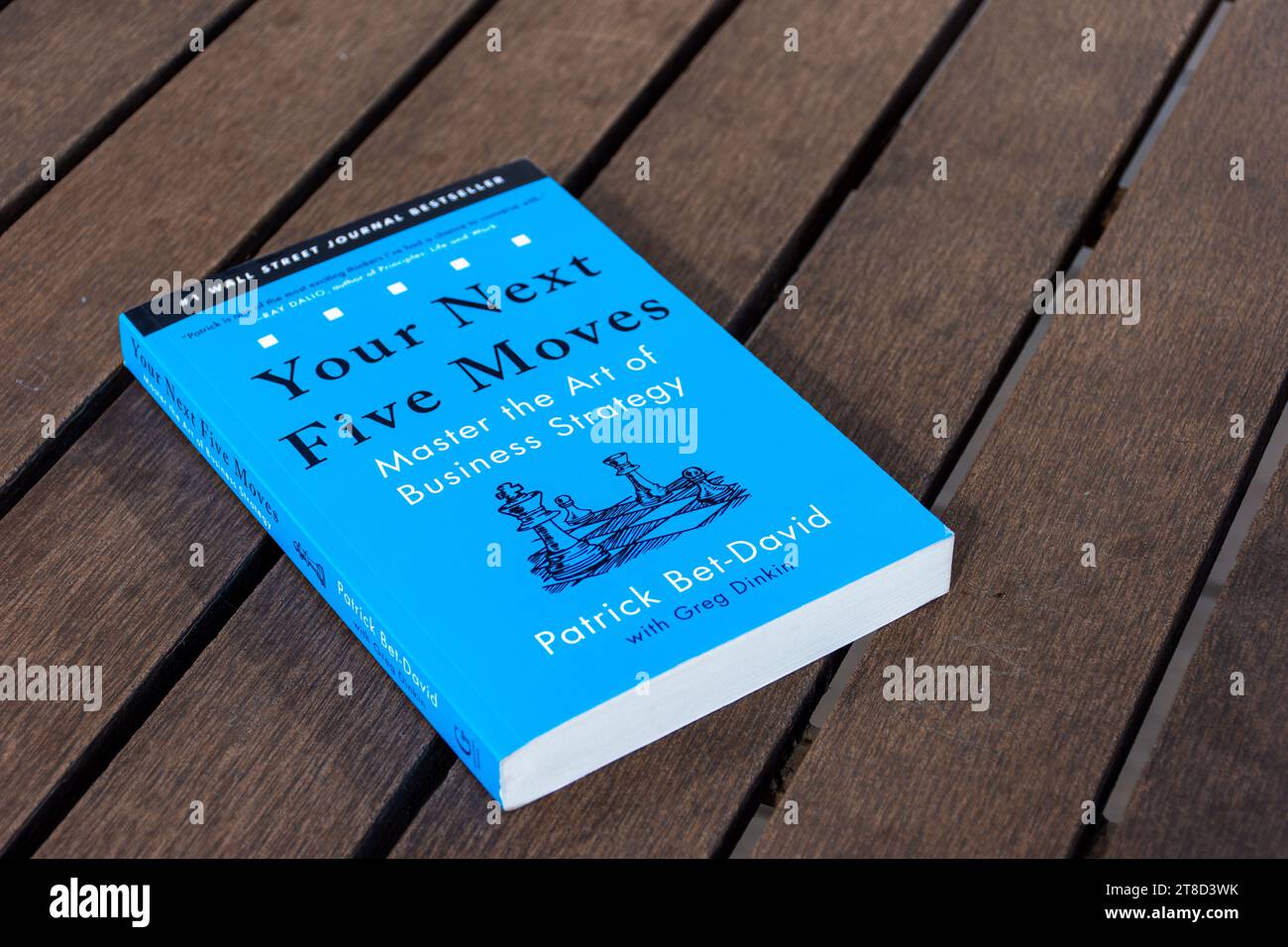Close-up Patrick Bet-David's Your Next Five Moves Buch auf einem Holztisch. Stockfoto