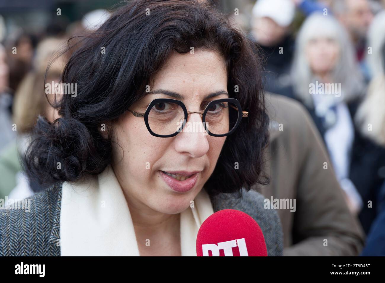 Paris, Frankreich. November 2023. Rima Abdul-Malak nimmt 500 am Sonntag, den 19. November 2023 in Paris, Frankreich, am stillen, vereinten, humanitären und pazifistischen friedensmarsch im Nahen Osten Teil. Quelle: Bernard Menigault/Alamy Live News Stockfoto