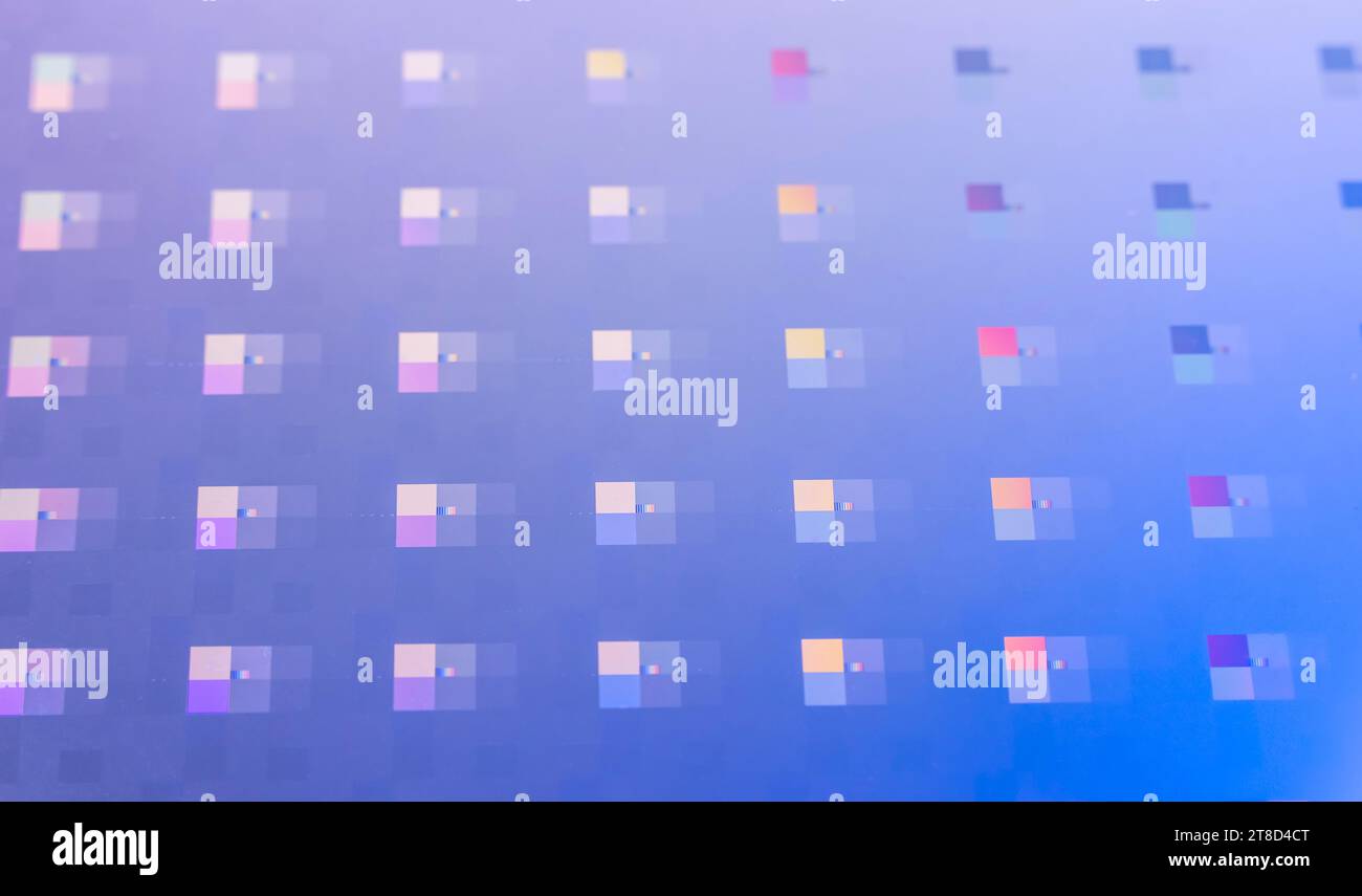 Silizium-Wafer-Halbleiter mit Neonfarbe, integrierte Schaltungen zur Herstellung von CPU und GPU Stockfoto