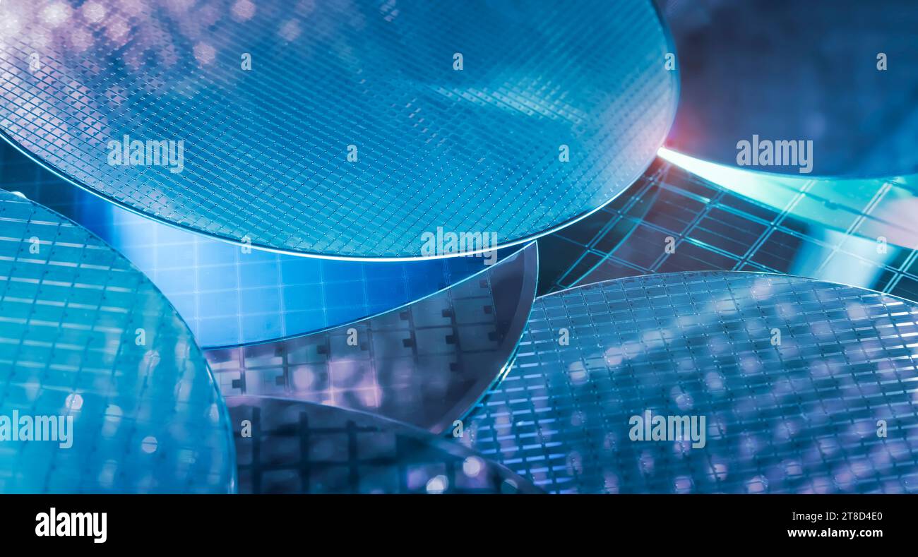 Silizium-Wafer-Halbleiter mit Neonfarbe, integrierte Schaltungen zur Herstellung von CPU und GPU Stockfoto