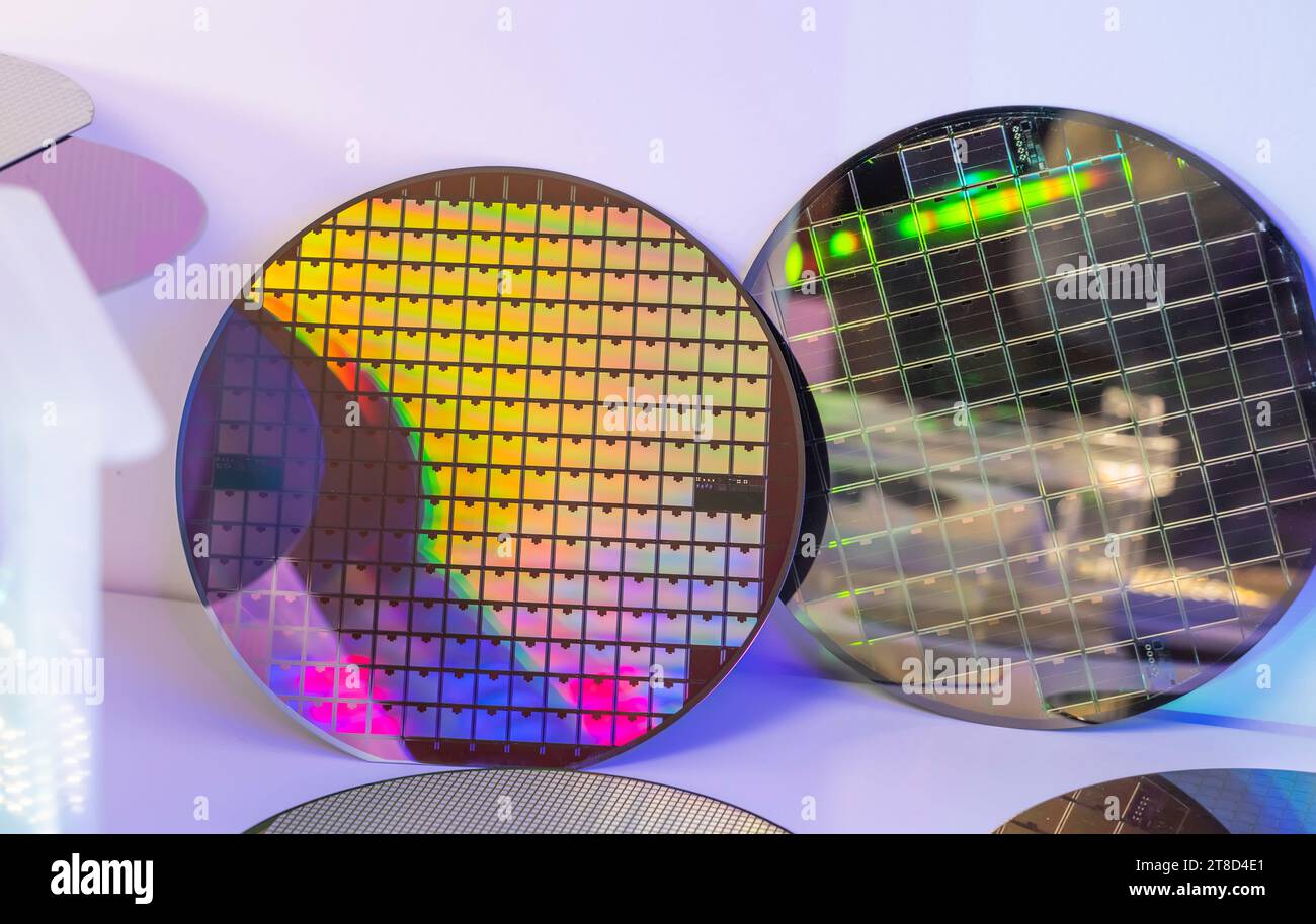 Silizium-Wafer-Halbleiter mit Neonfarbe, integrierte Schaltungen zur Herstellung von CPU und GPU Stockfoto