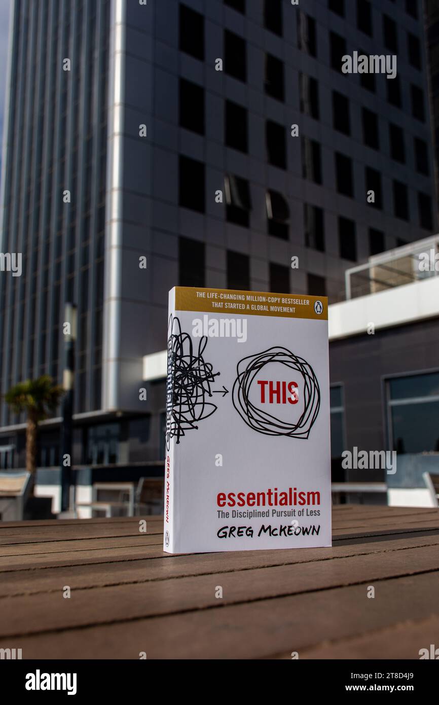 Greg McKeown's Essentialism: The disziplined Pursuit of less Book on a Holztisch. Stockfoto