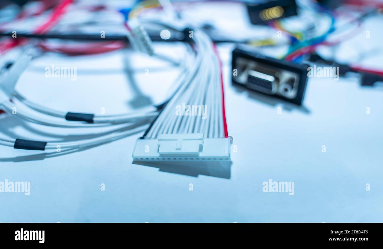 Serial ATA sata-Kabel isoliert auf weißem Hintergrund. Hardware- und Transferdatenkonzept. Stockfoto