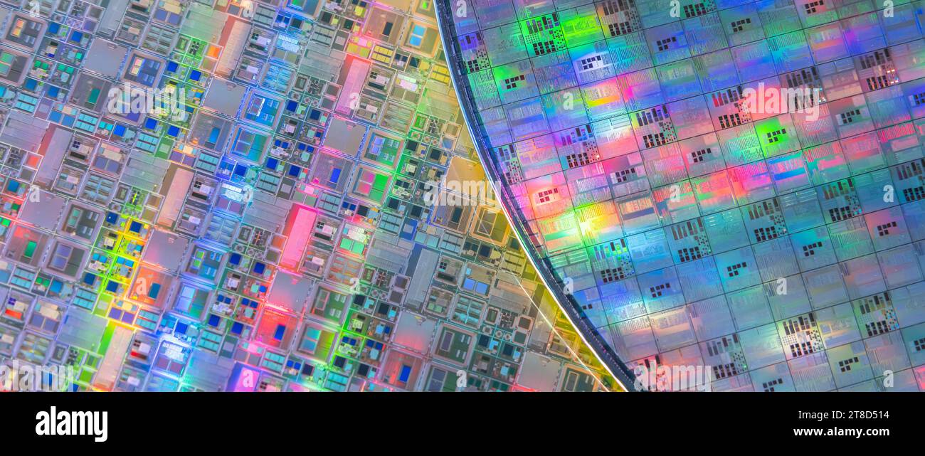 Silizium-Wafer mit Mikrochips, die in der Elektronik für die Herstellung von integrierten Schaltungen verwendet werden Stockfoto
