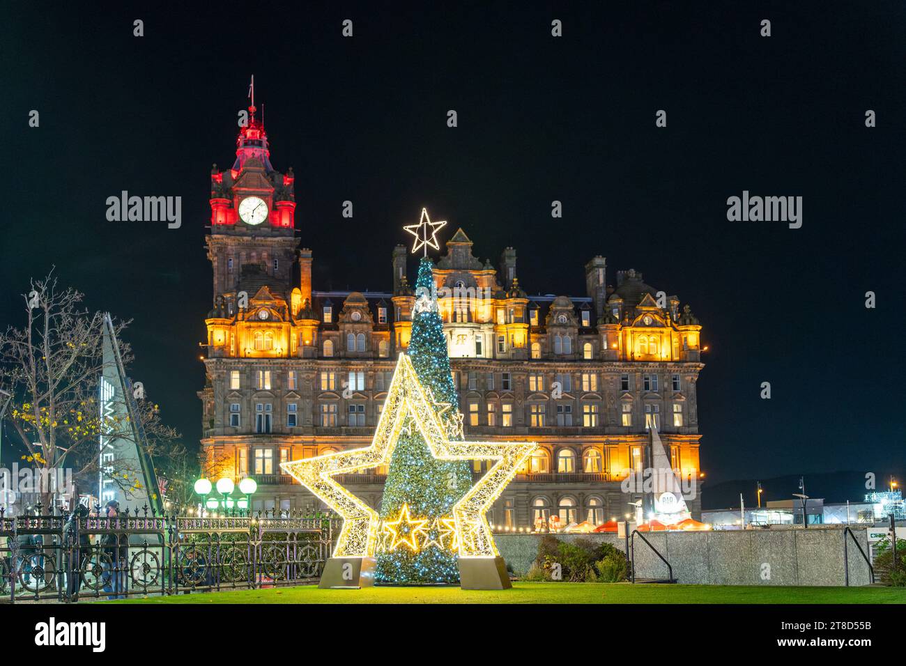 Beleuchtete Weihnachtsdekorationen und Lichter auf der Princes Street mit Balmoral Hotel im Hinterland, Edinburgh, Schottland Stockfoto