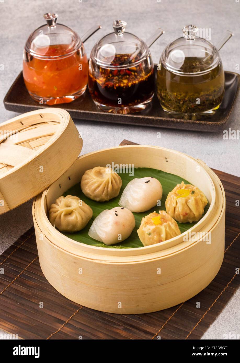 Chili Chinesisches Huhn Momo in Bambus, Momos Huhn Meeresfrüchte weißer Hintergrund. Stockfoto