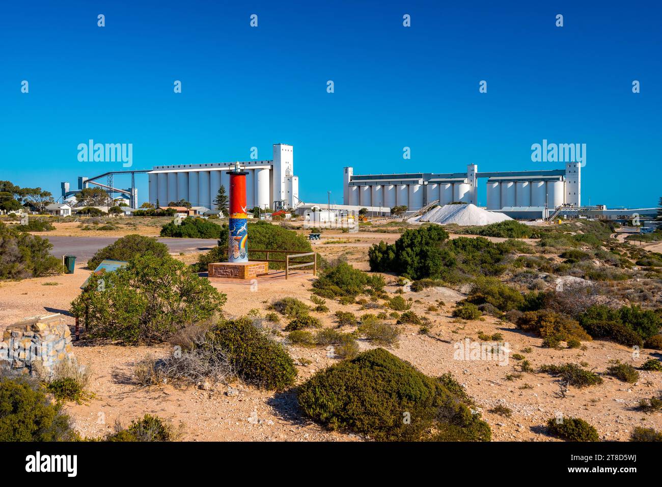 Ceduna, South Australia, Australien - Blick vom Pinky Point Lookout mit Industriesilos im Hintergrund Stockfoto