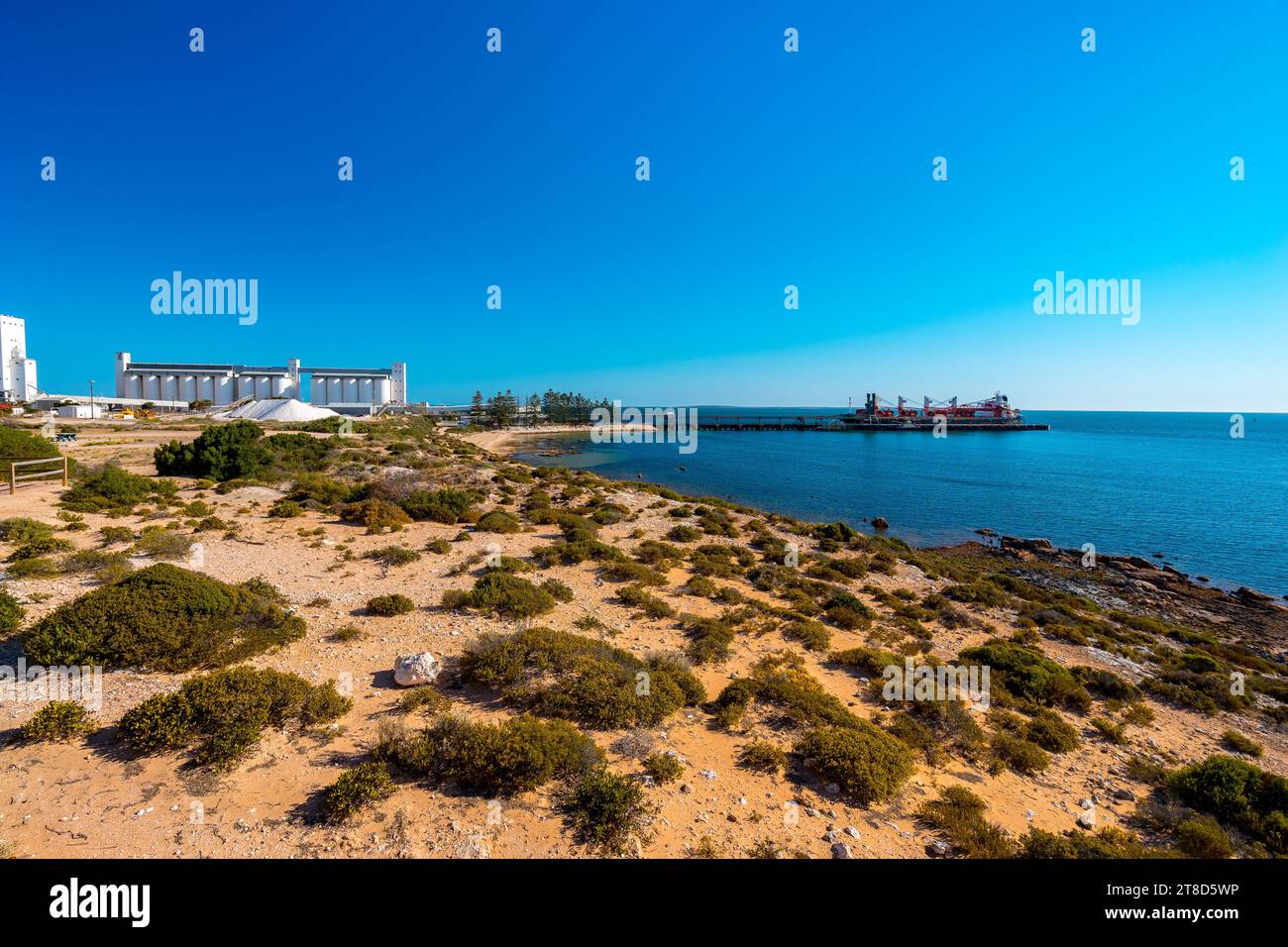 Ceduna, South Australia, Australien - Blick vom Pinky Point Lookout mit Industriesilos im Hintergrund Stockfoto