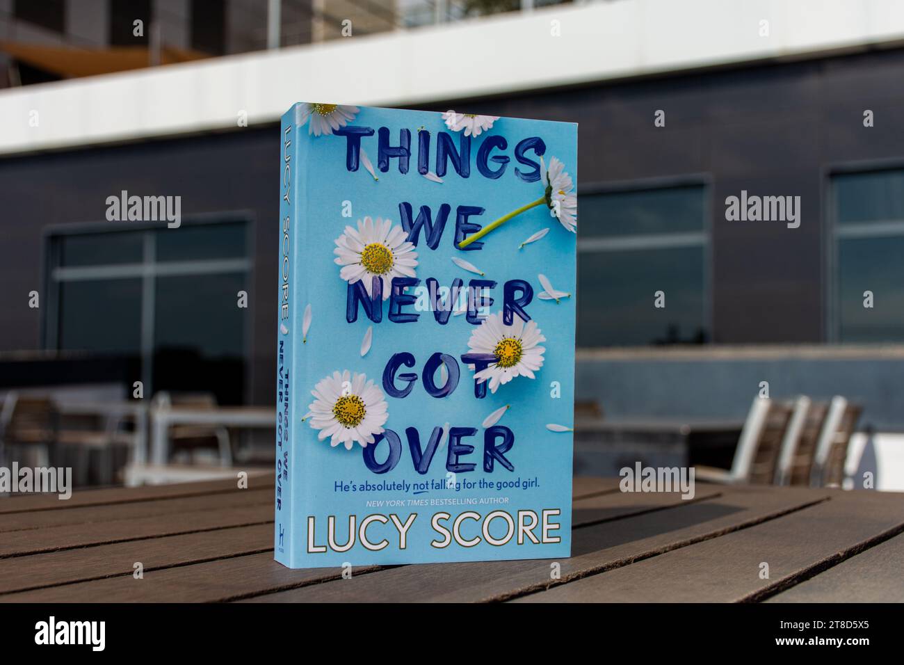 Close-up Lucy Score's Things Wir haben nie ein Buch auf einem Holztisch überstanden. Stockfoto