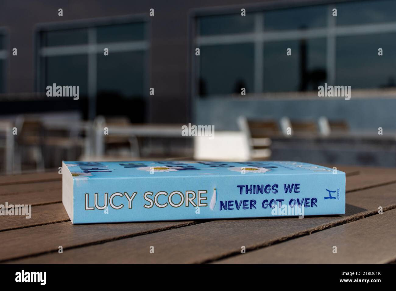 Close-up Lucy Score's Things Wir haben nie ein Buch auf einem Holztisch überstanden. Stockfoto