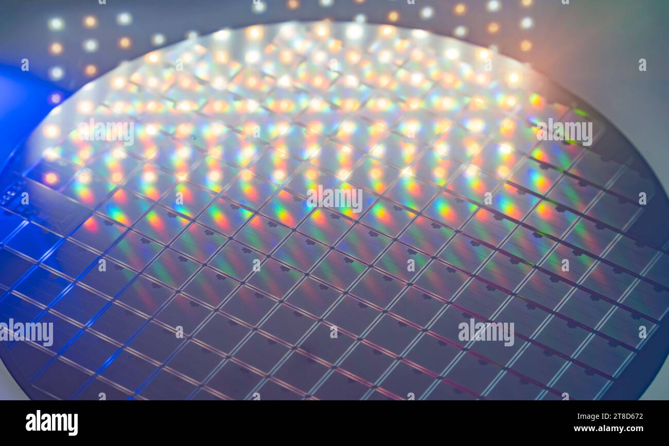 Silizium-Wafer mit Mikrochips, die in der Elektronik für die Herstellung von integrierten Schaltungen verwendet werden Stockfoto