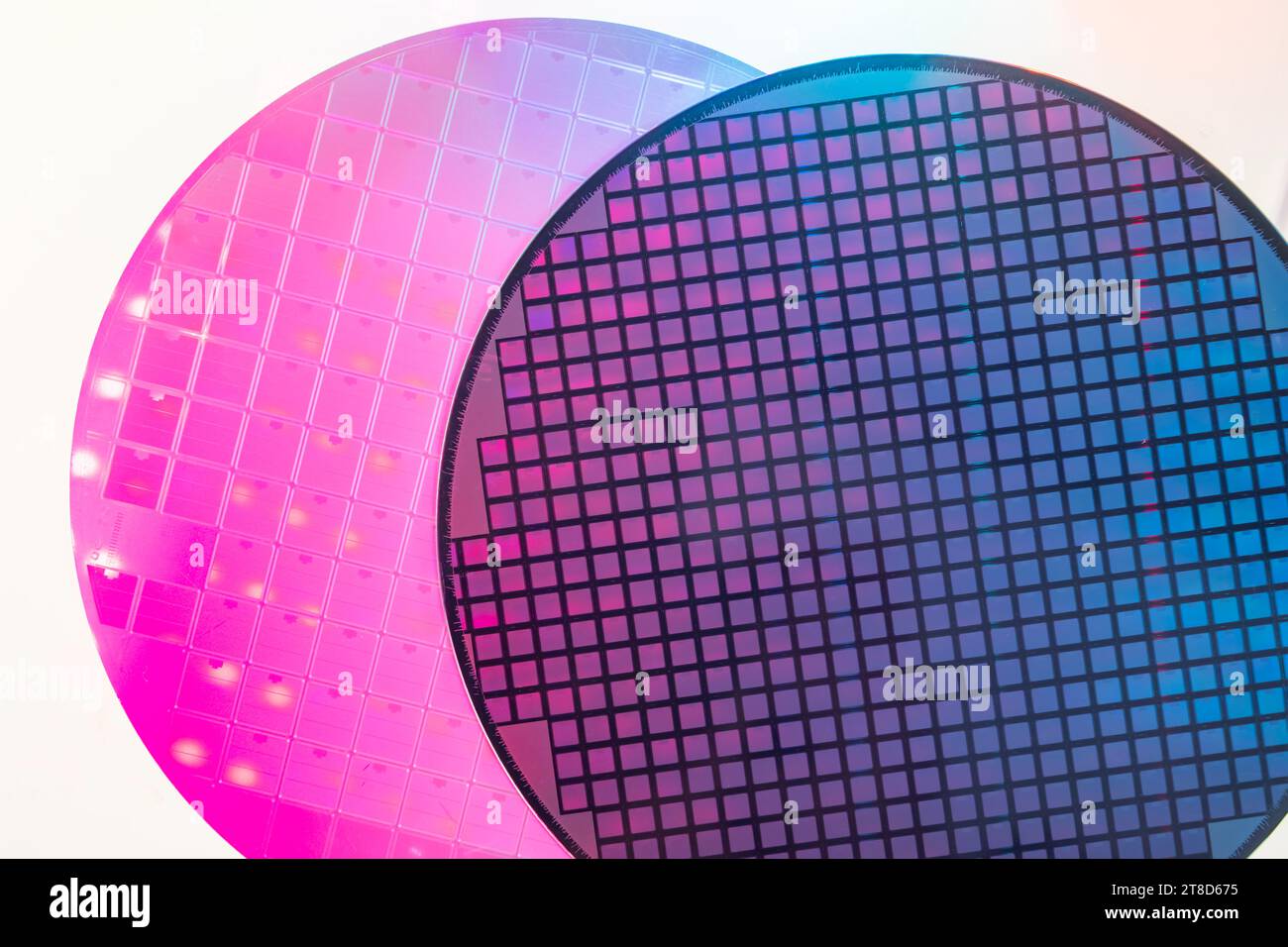 Silizium-Wafer mit Mikrochips, die in der Elektronik für die Herstellung von integrierten Schaltungen verwendet werden Stockfoto