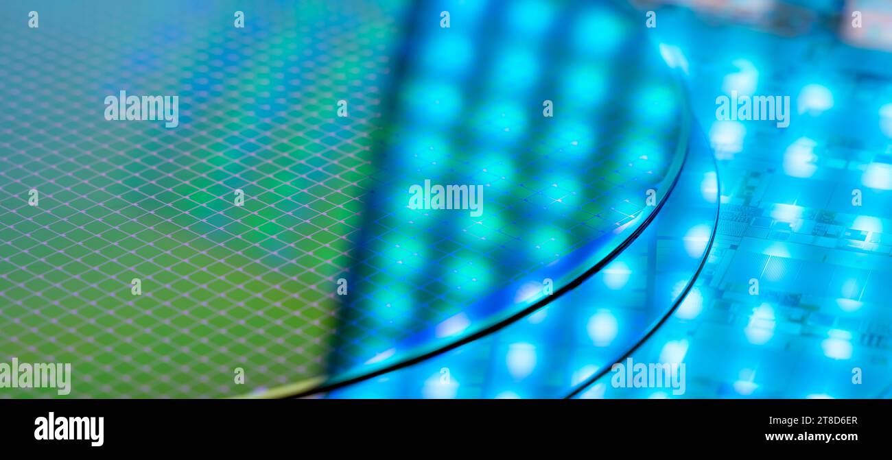 Silizium-Wafer mit Mikrochips, die in der Elektronik für die Herstellung von integrierten Schaltungen verwendet werden Stockfoto