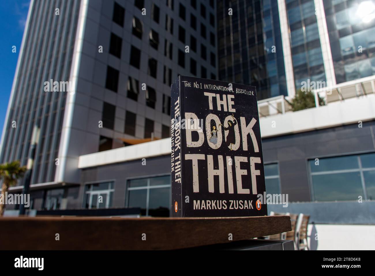 Tiefwinkelansicht von Markus Zusaks Buch der Buchdieb auf einem Holztisch. Fiktion junger Erwachsener. Stockfoto