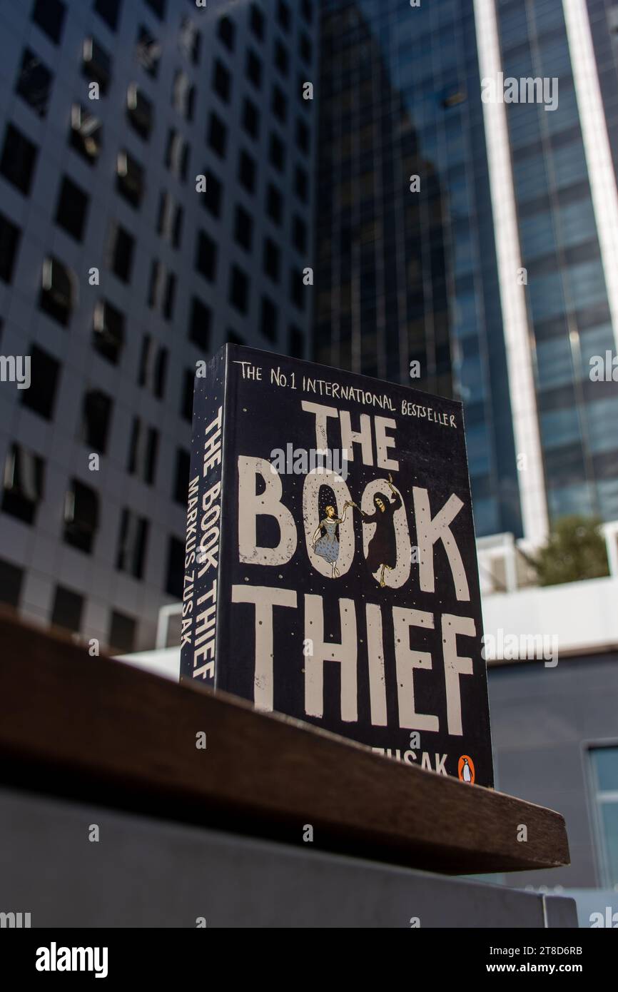 Tiefwinkelansicht von Markus Zusaks Buch der Buchdieb auf einem Holztisch. Fiktion junger Erwachsener. Stockfoto