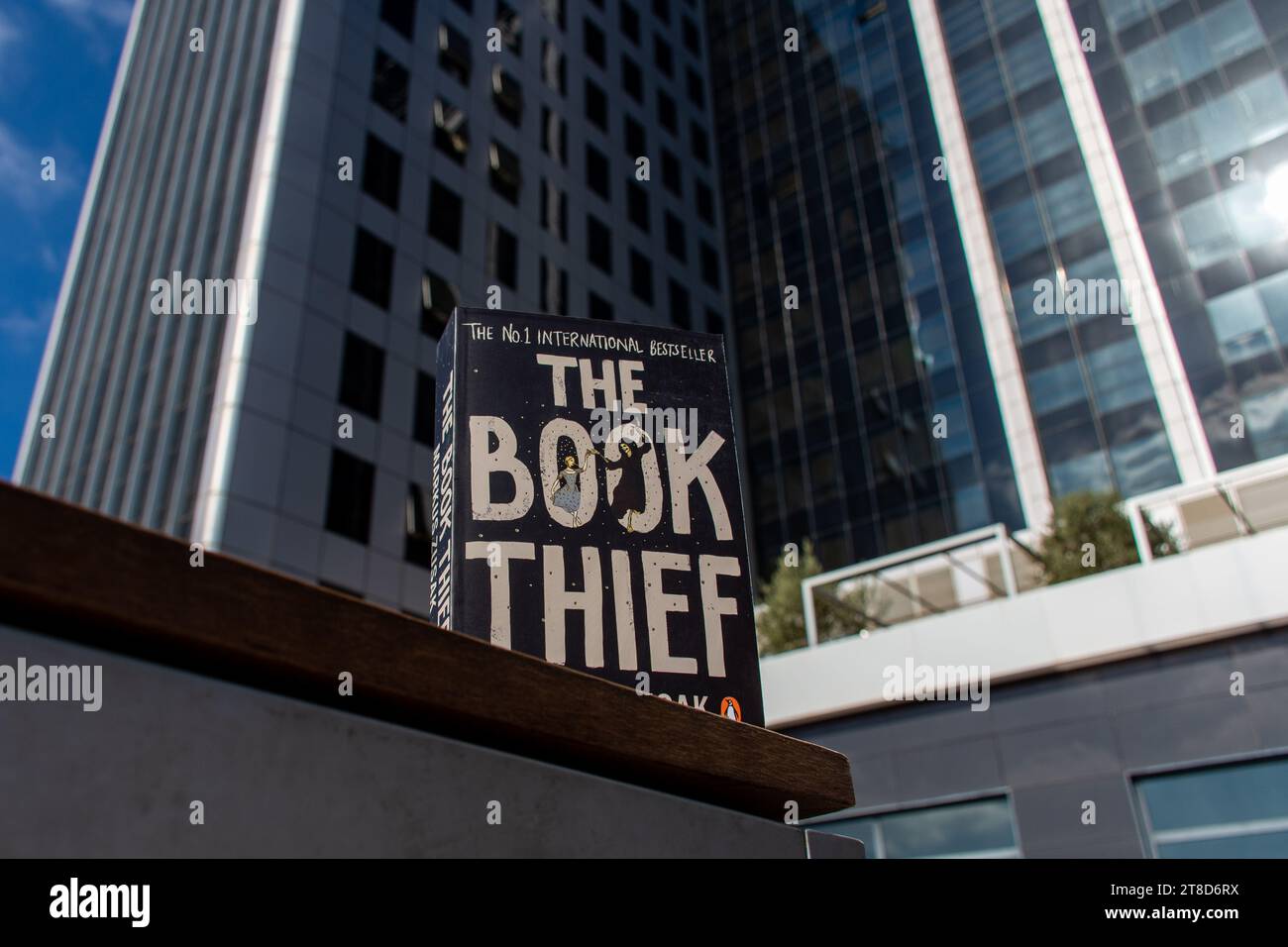 Tiefwinkelansicht von Markus Zusaks Buch der Buchdieb auf einem Holztisch. Fiktion junger Erwachsener. Stockfoto