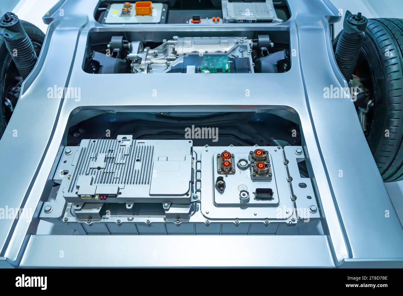 Fahrgestell des Elektroautos mit Antriebsstrang und Stromanschluss, elektrisches System des ECO-Car-Konzepts. Stockfoto