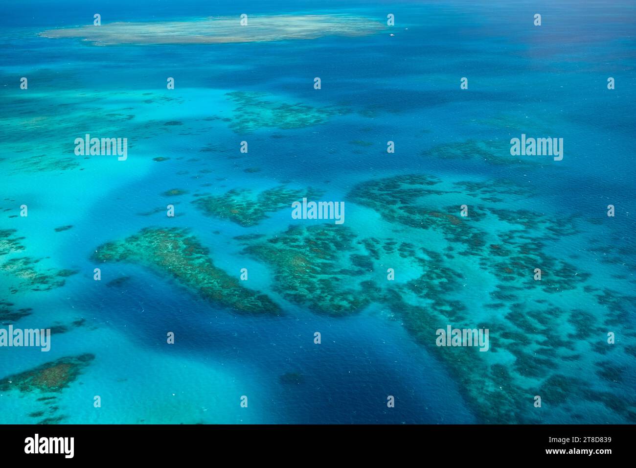 Ein Blick aus der Vogelperspektive auf die Korallenriffe, weiße Sandbänke, tropische Inseln und klares türkisfarbenes Wasser des Great Barrier Reef – Coral Sea, Cairns Stockfoto