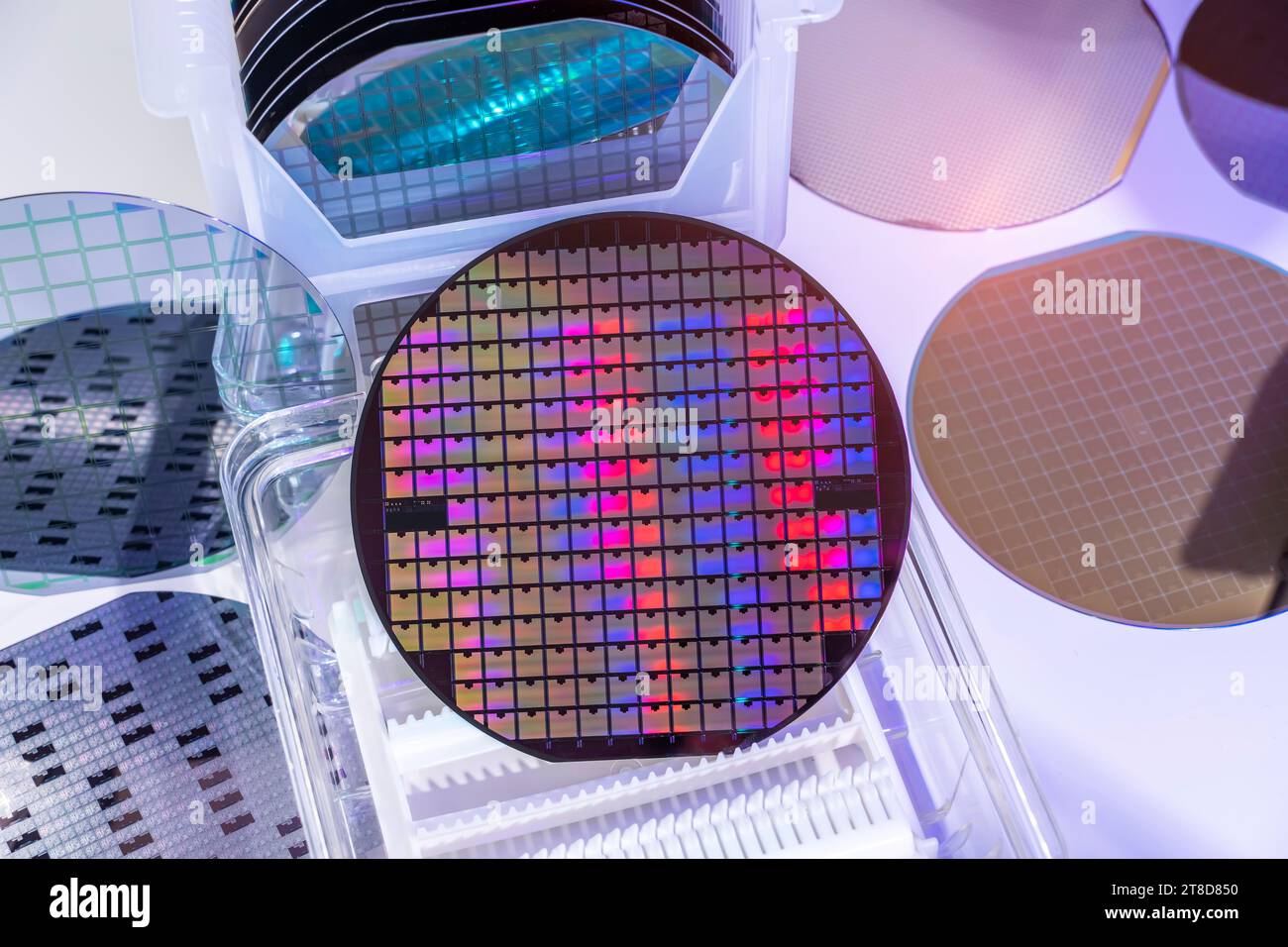 Makro aus Silizium-Wafer-Halbleiter mit Neonfarbe, integrierte Schaltungen zur Herstellung von CPU und GPU Stockfoto