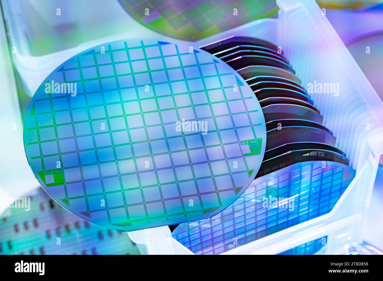 Makro aus Silizium-Wafer-Halbleiter mit Neonfarbe, integrierte Schaltungen zur Herstellung von CPU und GPU Stockfoto