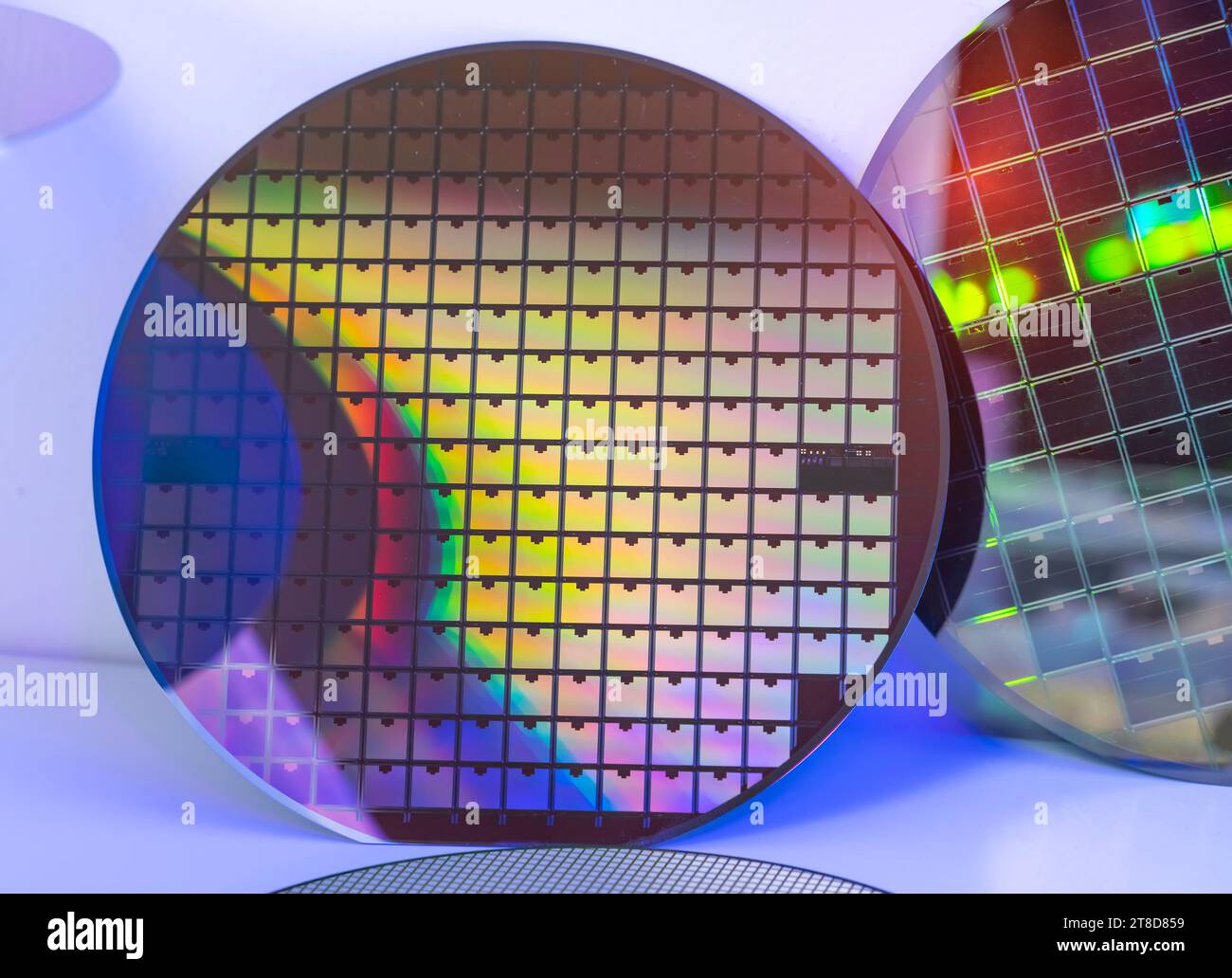Makro aus Silizium-Wafer-Halbleiter mit Neonfarbe, integrierte Schaltungen zur Herstellung von CPU und GPU Stockfoto