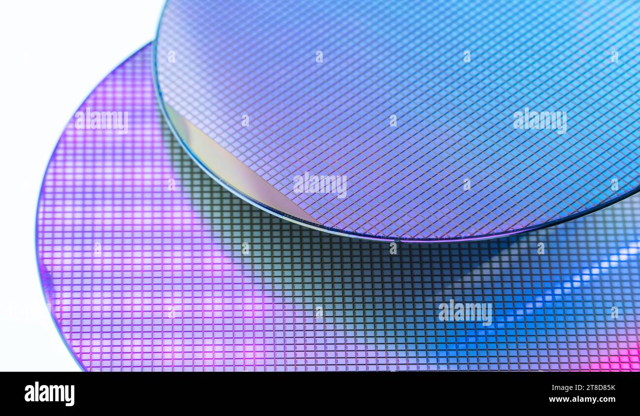 Makro aus Silizium-Wafer-Halbleiter mit Neonfarbe, integrierte Schaltungen zur Herstellung von CPU und GPU Stockfoto