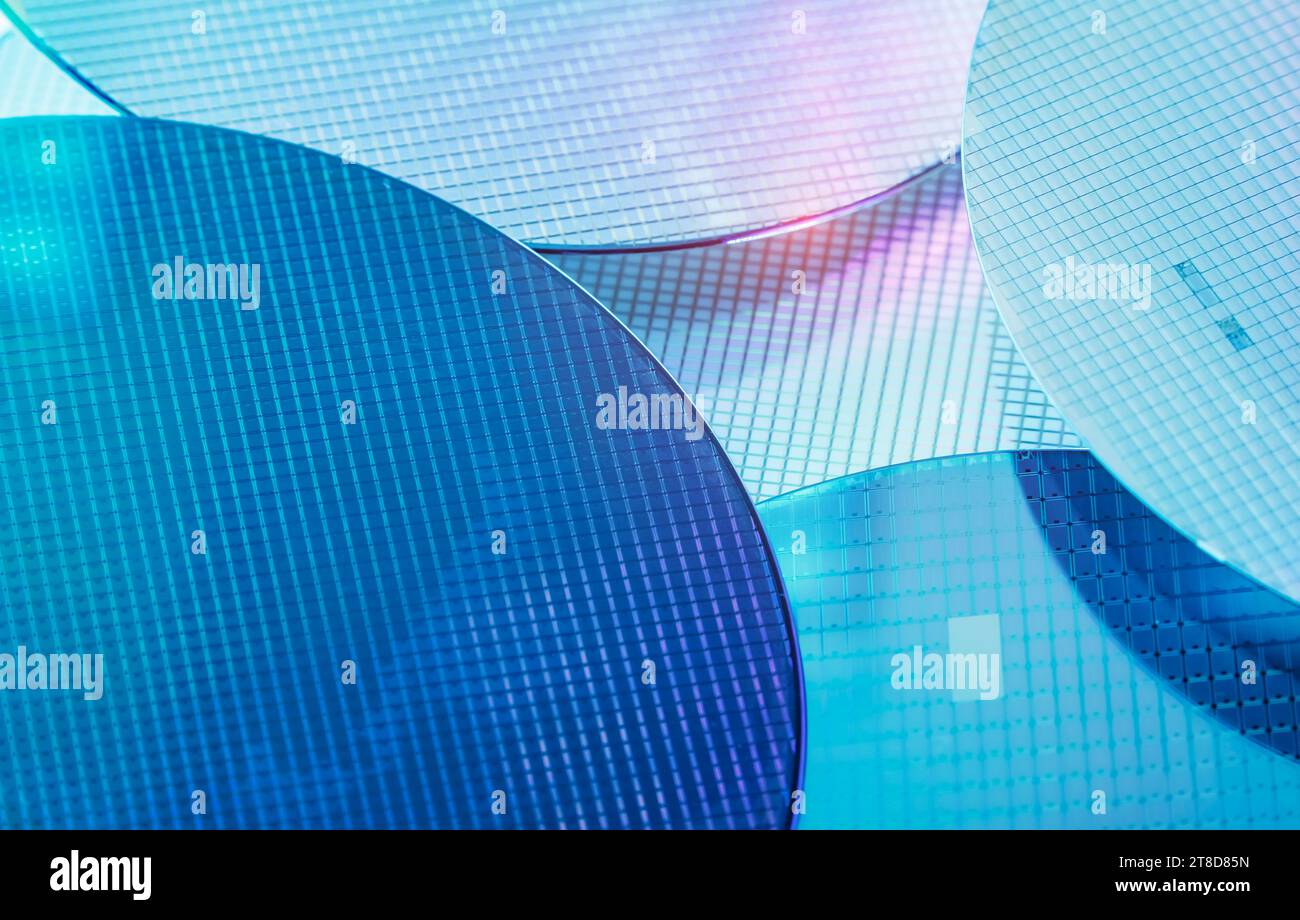 Makro aus Silizium-Wafer-Halbleiter mit Neonfarbe, integrierte Schaltungen zur Herstellung von CPU und GPU Stockfoto