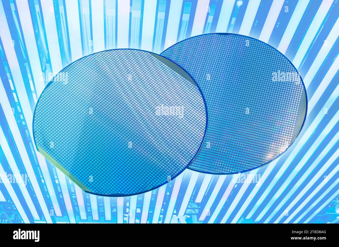 Makro aus Silizium-Wafer-Halbleiter mit Neonfarbe, integrierte Schaltungen zur Herstellung von CPU und GPU Stockfoto