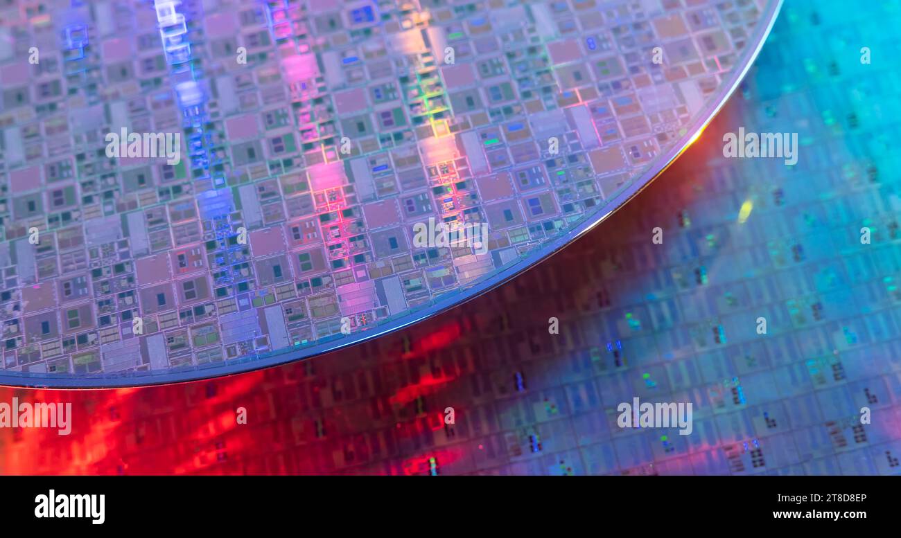 Makro aus Silizium-Wafer-Halbleiter mit Neonfarbe, integrierte Schaltungen zur Herstellung von CPU und GPU Stockfoto