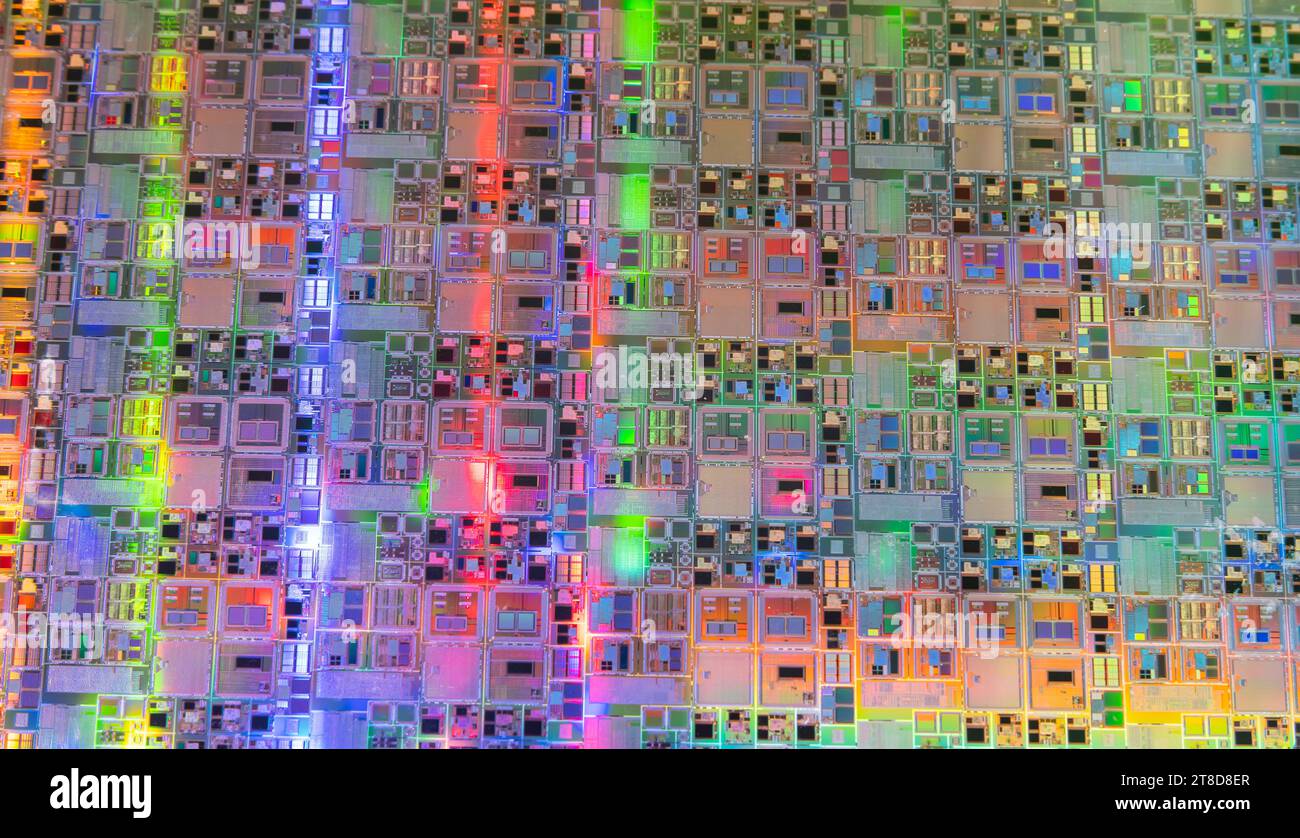 Makro aus Silizium-Wafer-Halbleiter mit Neonfarbe, integrierte Schaltungen zur Herstellung von CPU und GPU Stockfoto