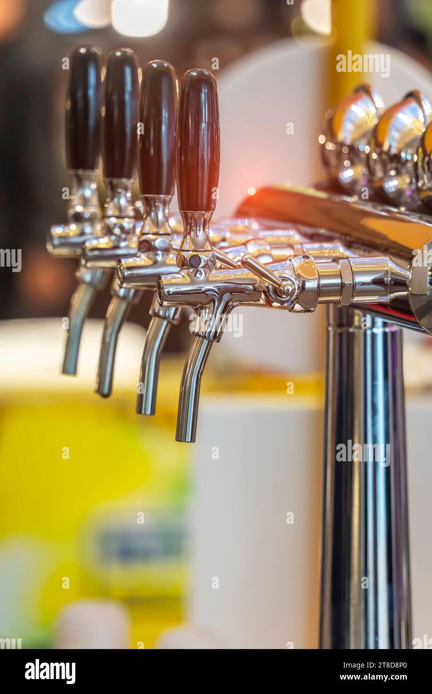 Frisch gezapftes Bier tippt in einer Bar. Stockfoto