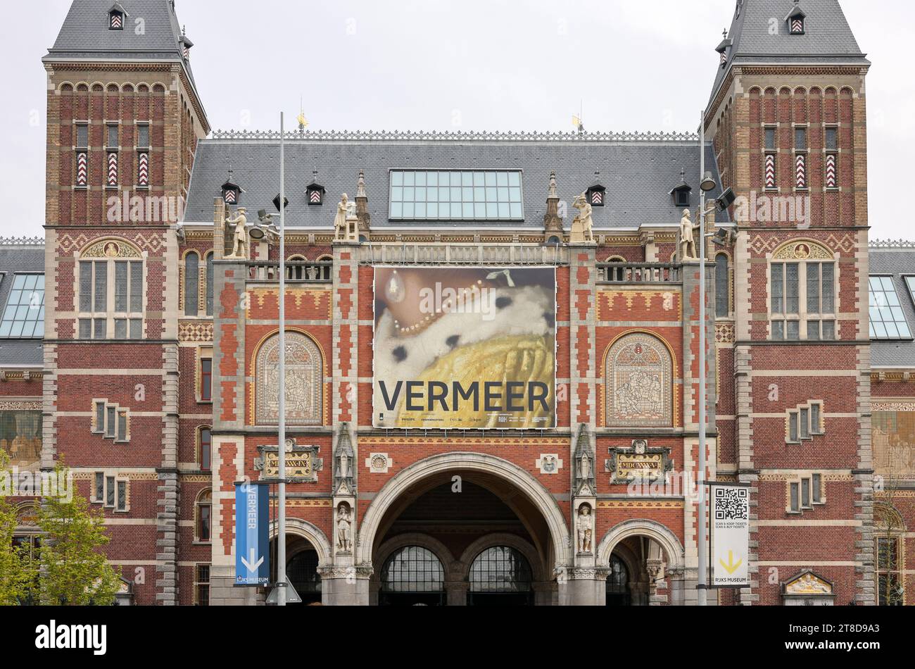 Amsterdam, Niederlande - 21. April 2023: Fassade des Rijksmuseum Niederländisches Nationalmuseum mit einem Banner, das eine Sonderausstellung von Vermeers PA anzeigt Stockfoto