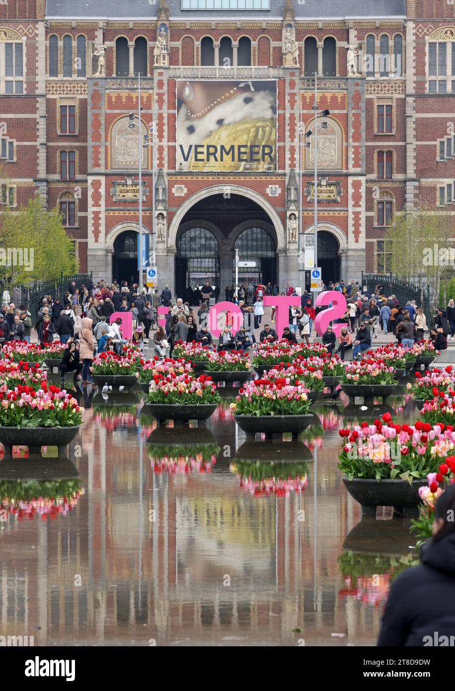 Amsterdam, Niederlande - 21. April 2023: Bunte Tulpenblüten im Teich vor dem Rijksmuseum in Amsterdam. Niederlande Stockfoto