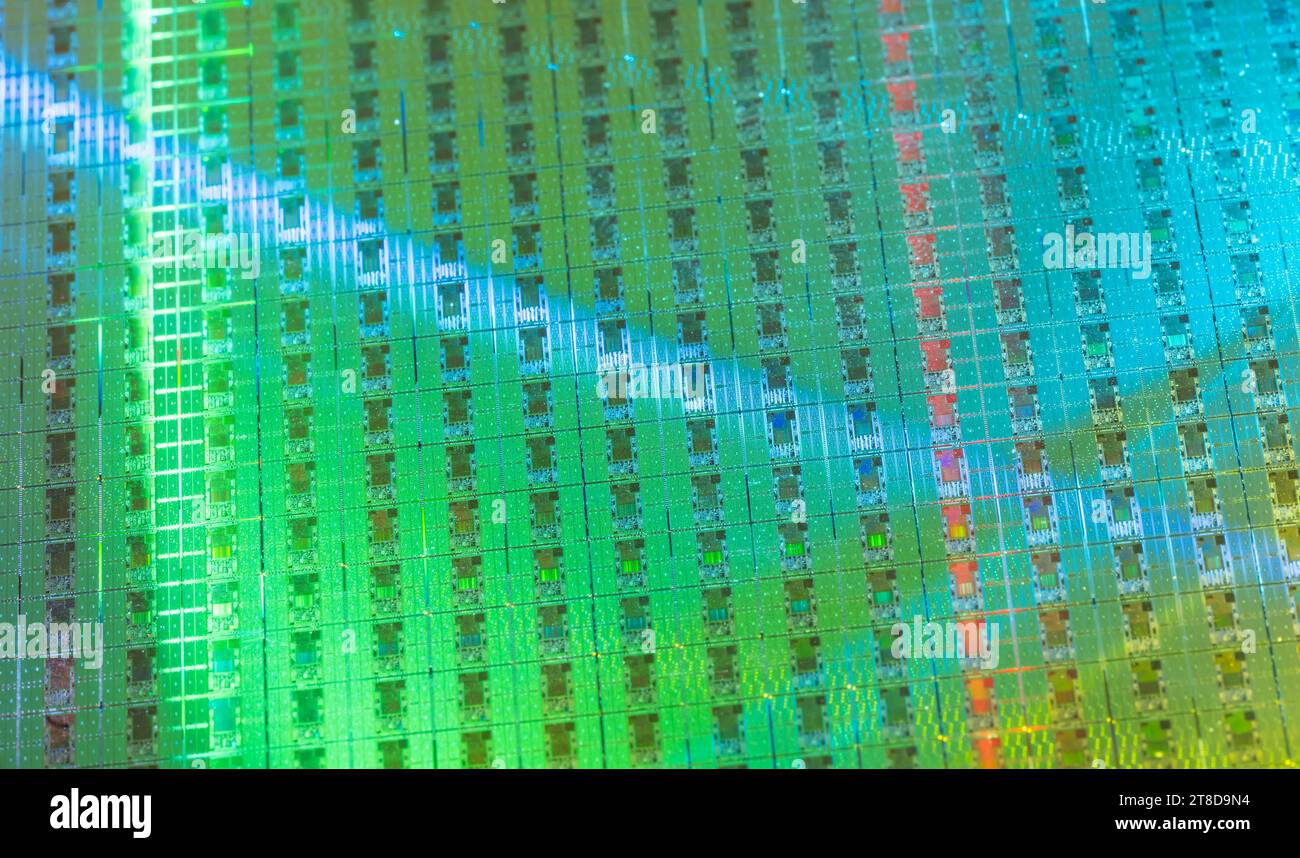 Makro aus Silizium-Wafer-Halbleiter mit Neonfarbe, integrierte Schaltungen zur Herstellung von CPU und GPU Stockfoto