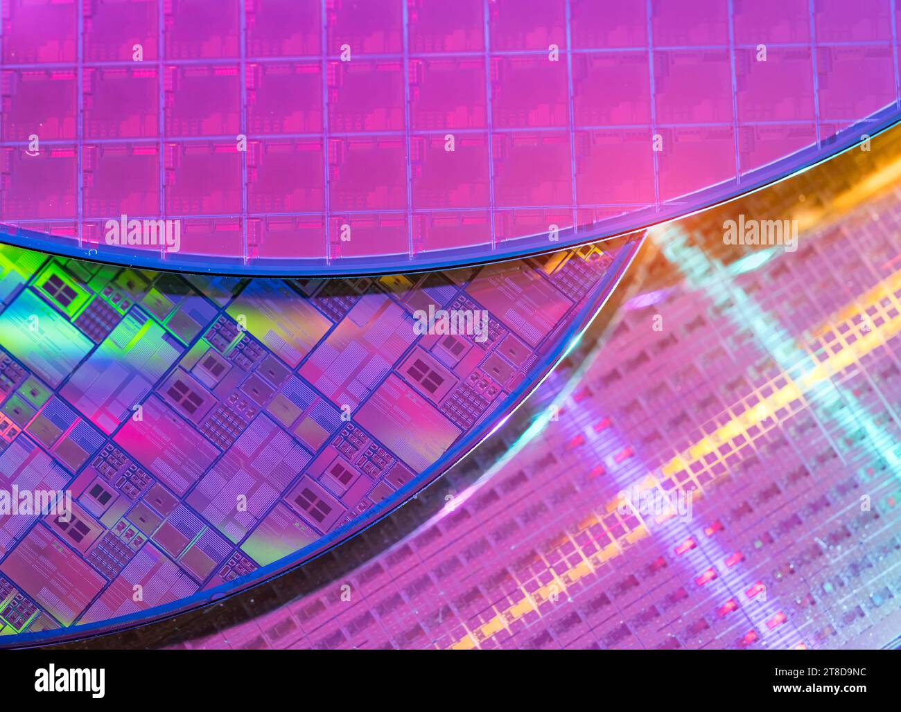 Makro aus Silizium-Wafer-Halbleiter mit Neonfarbe, integrierte Schaltungen zur Herstellung von CPU und GPU Stockfoto