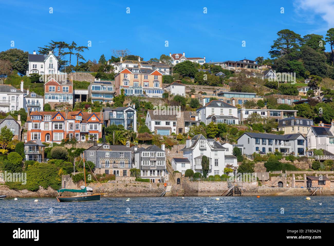 Häuser auf einem Hügel über dem Fluss Dart. Kingswear, Devon, England, Großbritannien Stockfoto